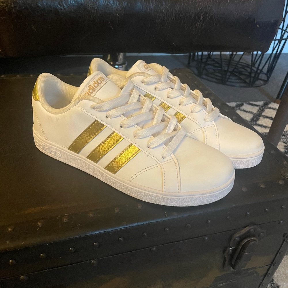 Kids cloudfoam gold and white Adidas size 3.5